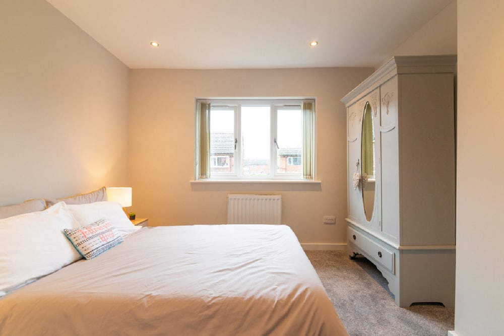 Beautiful 6 bedrooms holiday home Near Manchester view 4