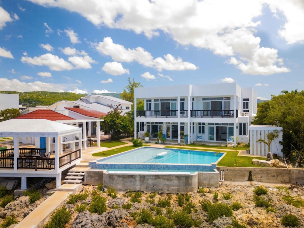 The W Villa 5 B R Oceanfront w Staff