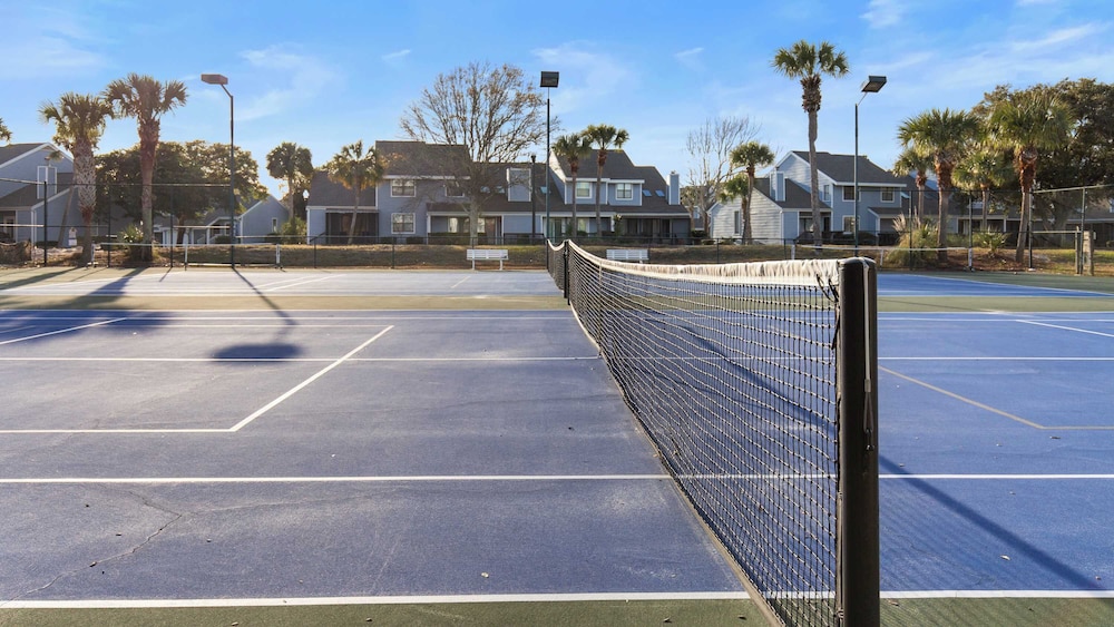 Spacious Family-friendly Retreat Beach Walkable