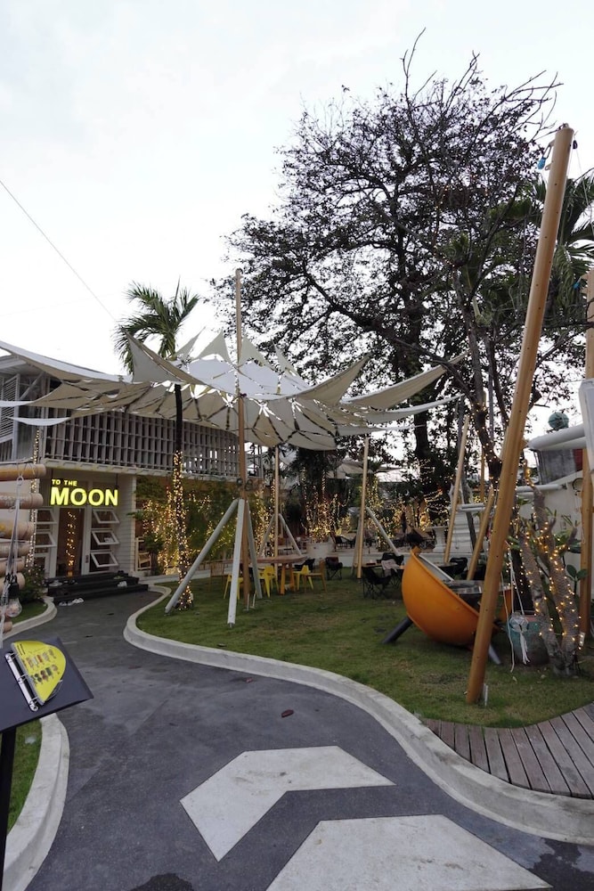 To The Moon Guesthouse