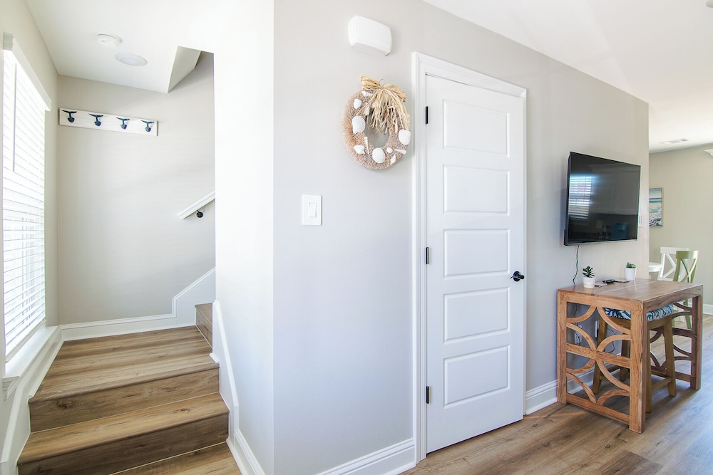 Stylish, Brand NEW 3 Bed Cottage, Beach Front, DOG Friendly!