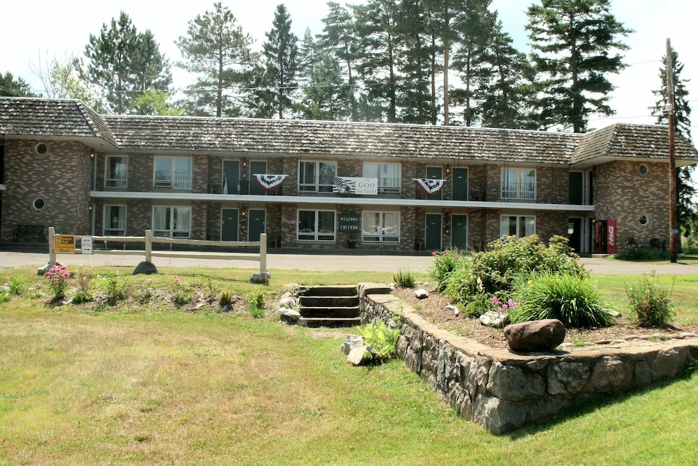 Budget Host Cloverland Motel