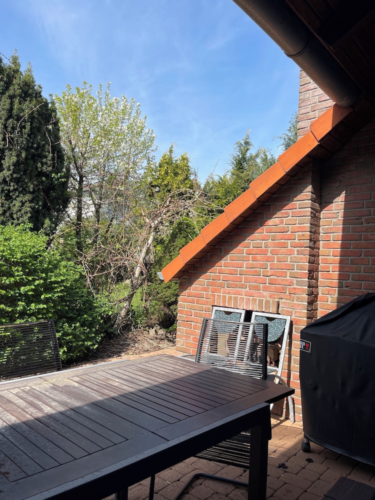 Modern House Gehrden contactless garden