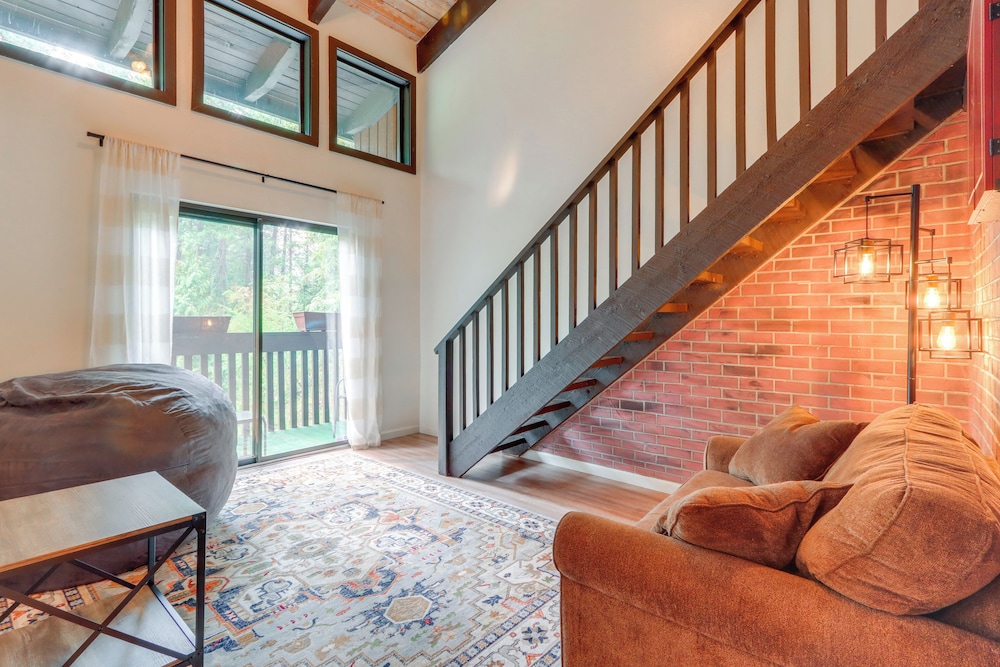 Walk to Twin Lakes: All-season Idaho Condo!