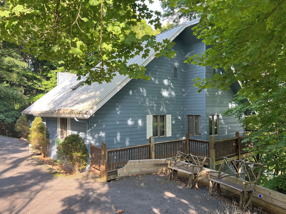 2 Mi to Ski Slopes! Mtn-view Home in Mars Hill