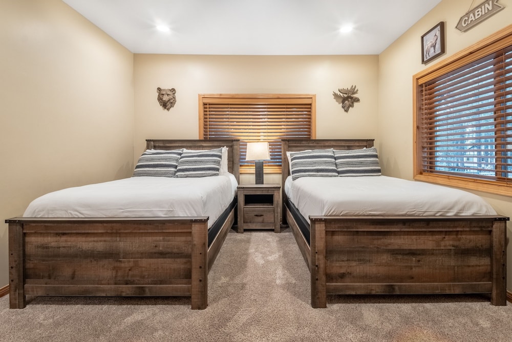 Lazy Bear Lodge by Avantstay Pine Tree Paradise w Game Room
