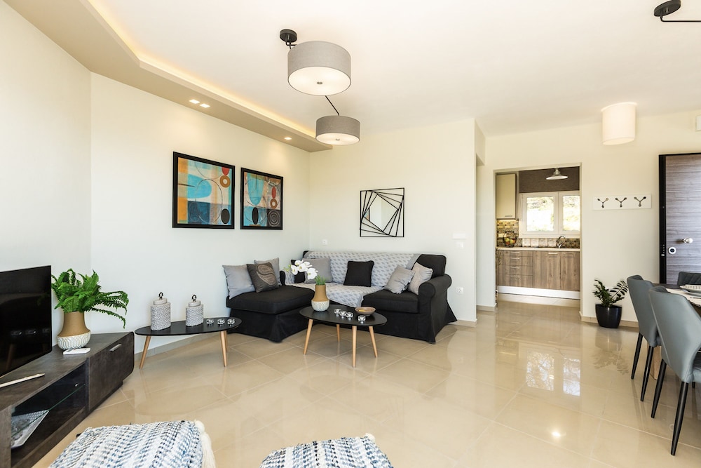 Three Moirai Villa With 2 Heated Pools