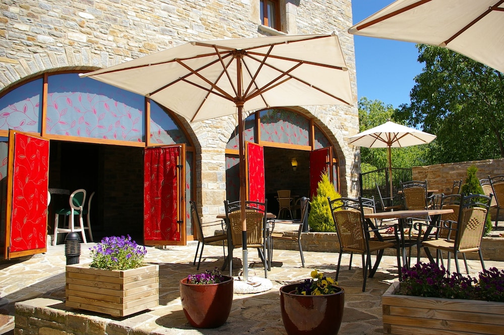 Casas Pirineo Aínsa: Historic Palace & Garden
