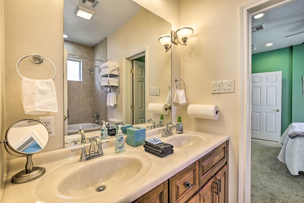 5 Mi to Bourbon Street: Nola Home w/ Fenced Yard!