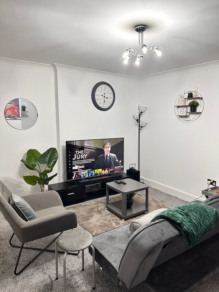 Charming Birmingham Apartment With Mini Balcony and Wifi With a Free Parking