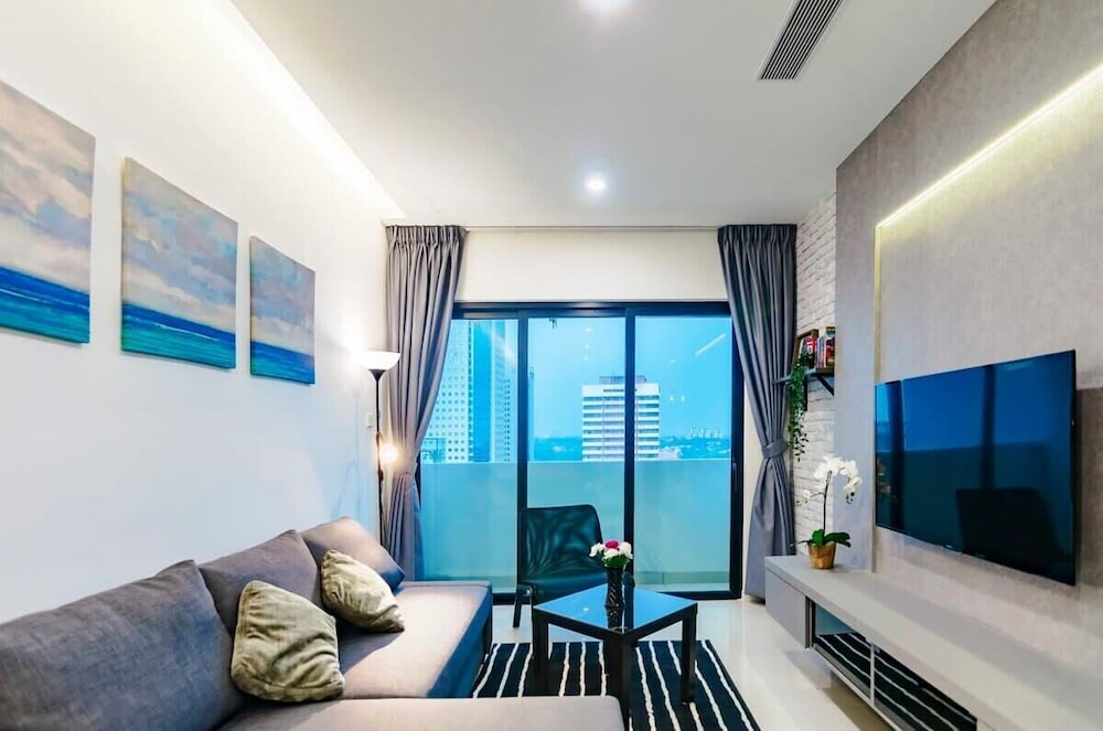 A Stylish & Cozy Suite at Suasana JB 03