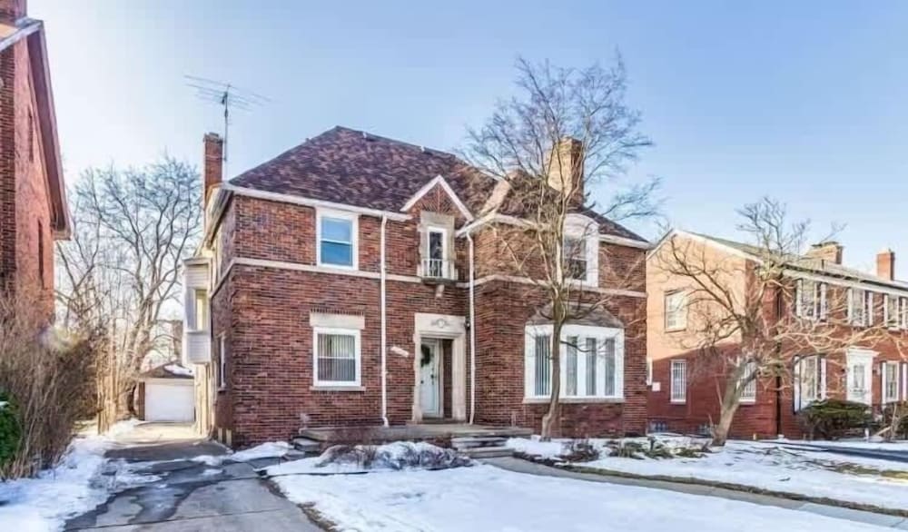 Spacious 5br Sleeps 10 University District 5 Bedroom Home