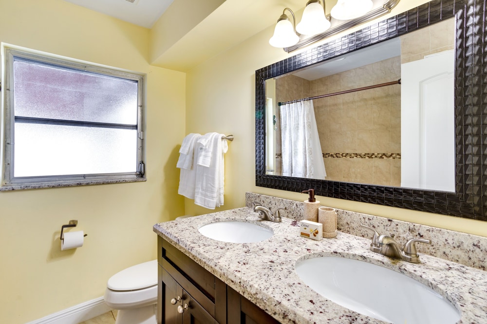 Tropical Florida Abode w/ Pool  Screened-in Patio - Property Image 11