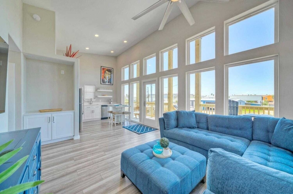 Sleeps 16 2 Homes, Priv Pool, Ping-pong 1block to Alister St. Shops & Dining