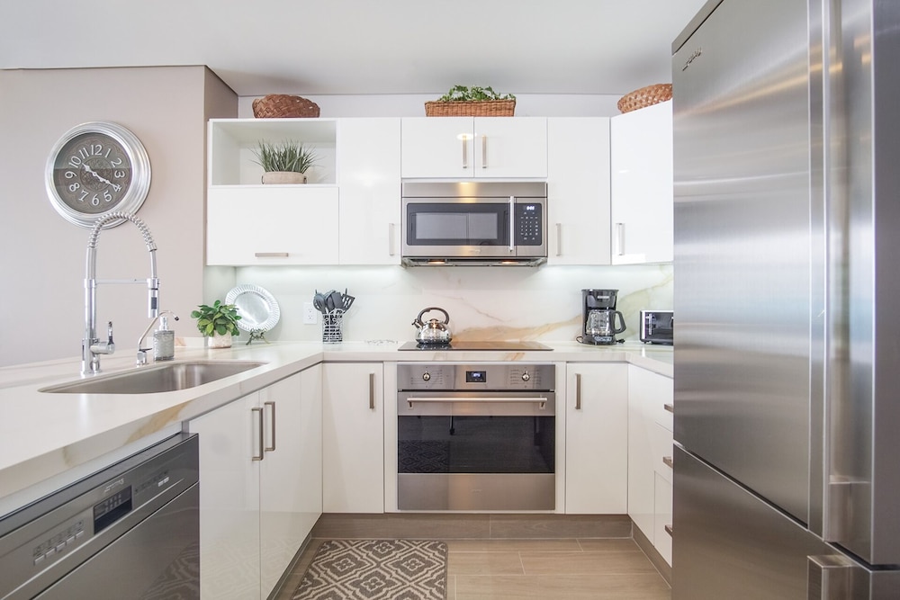 Stunning 1 Bedroom Condominium