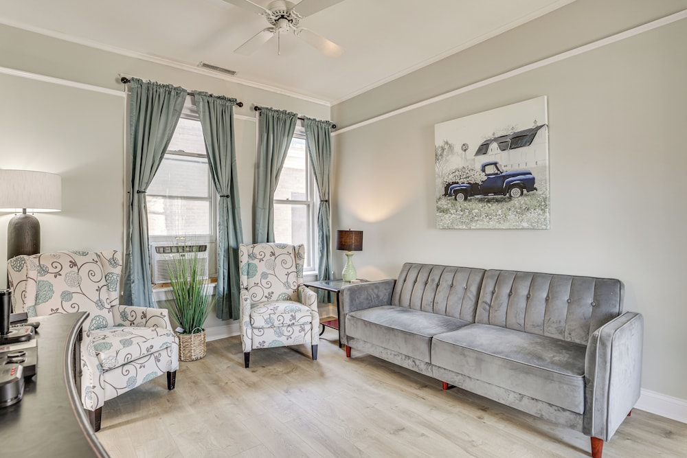 Walk Downtown: Inviting Historic Home in Dubuque!