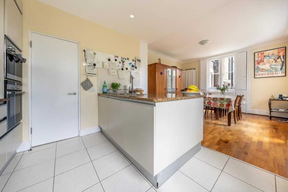 Stunning 3 Bedroom Apartment in Trendy Chalk Farm