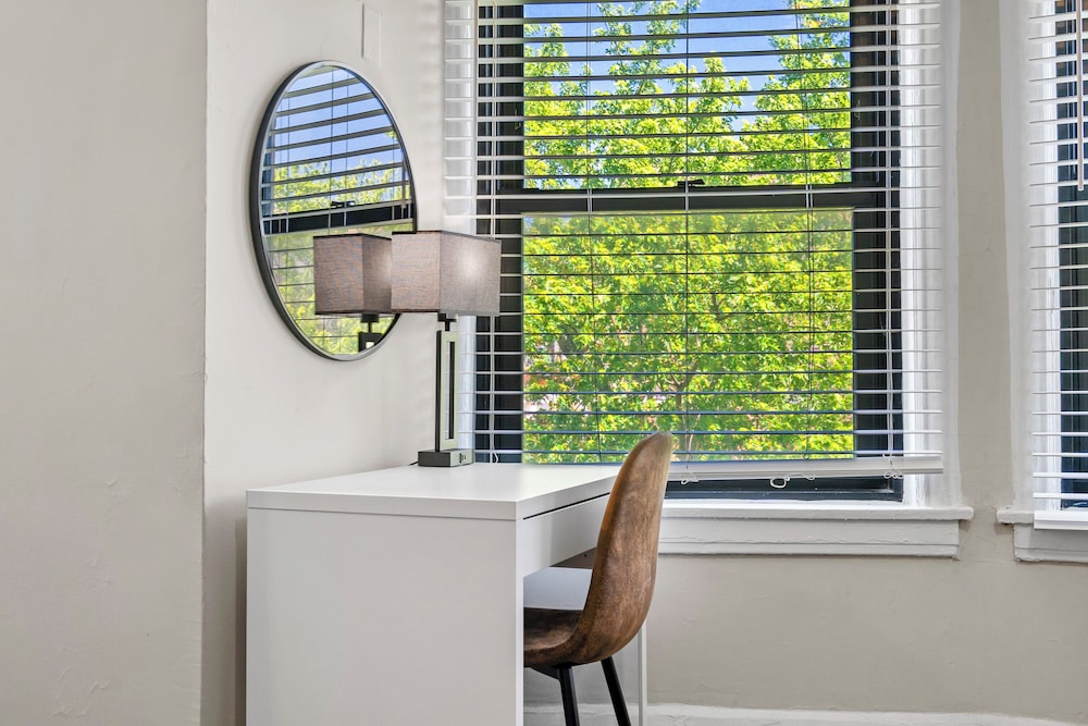 Modern 1BR - Kenwood 501