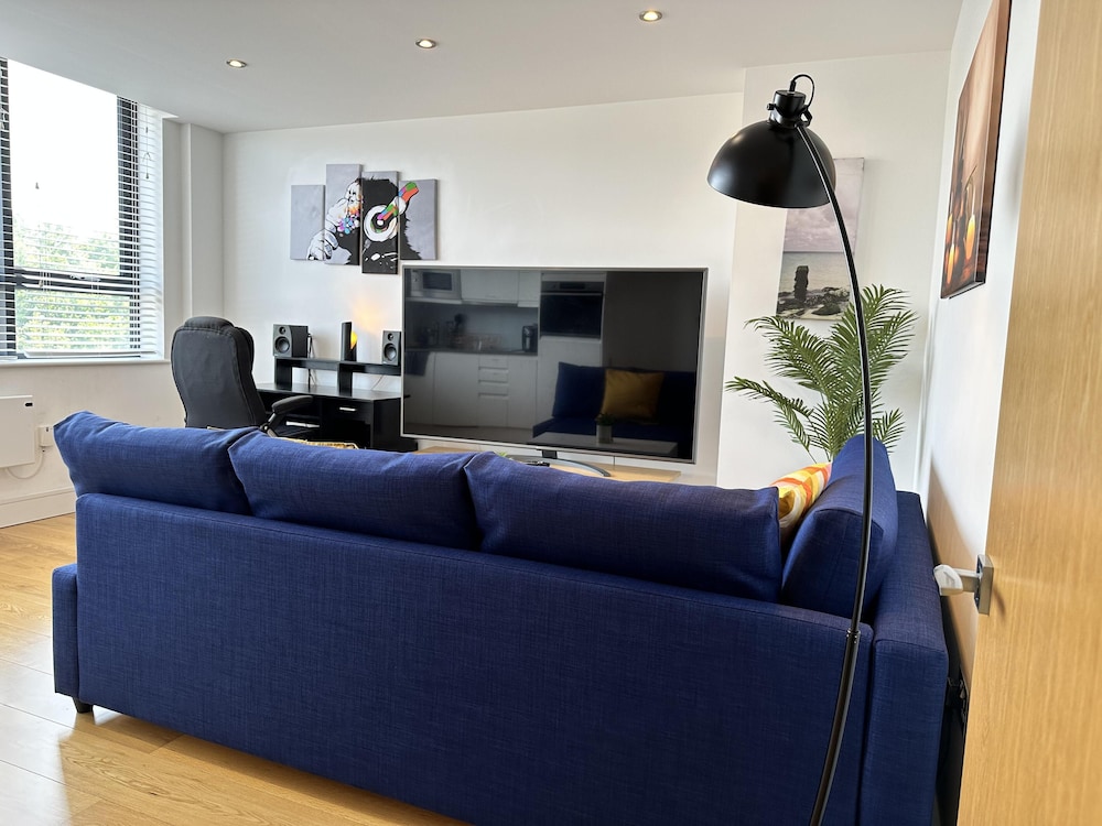 Condo Apartment With Workspace