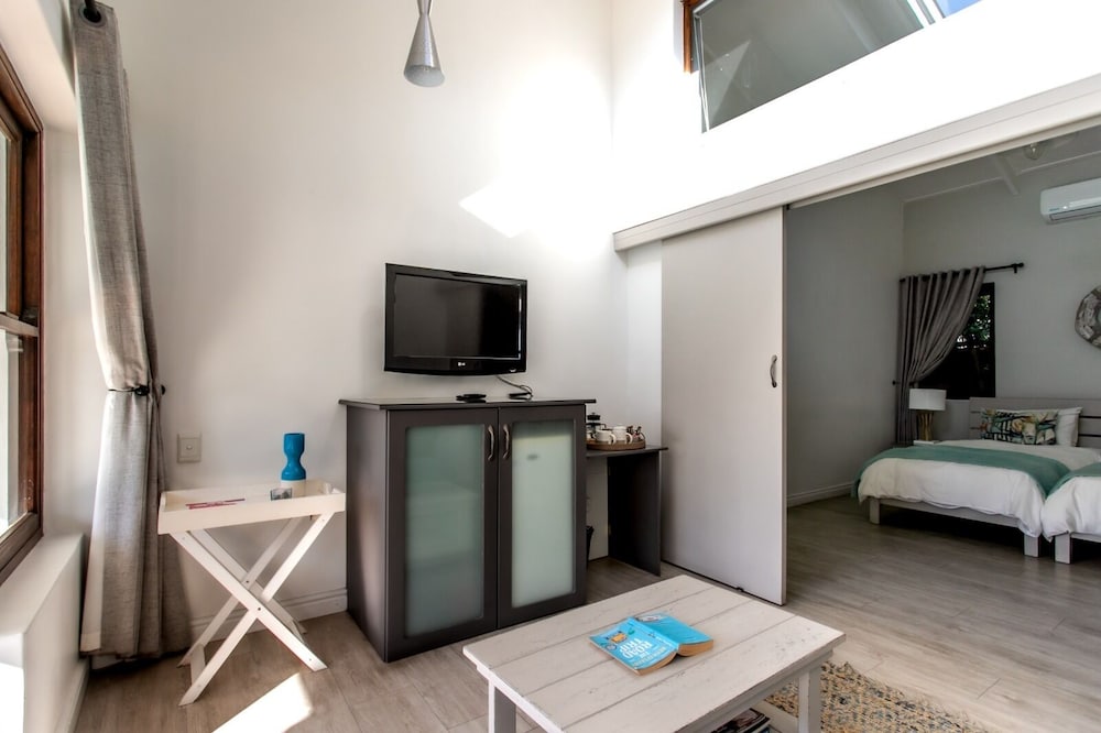 Sixteen Guest House on Main