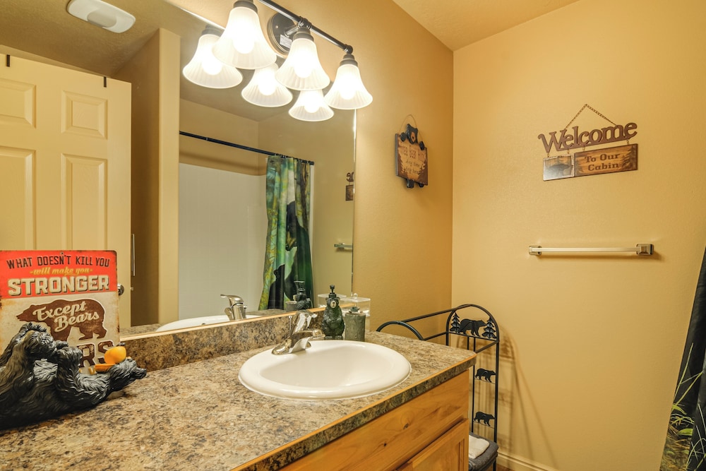 Luxe Cabin Retreat, Near Bryce & Zion Nat'l Parks!