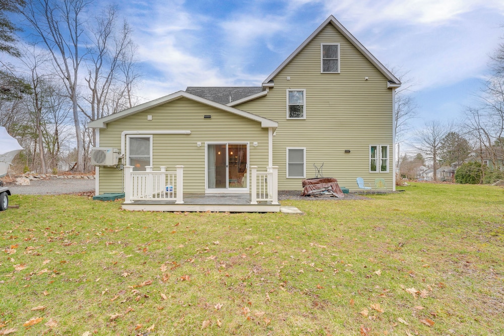 Near Portland trails: Walkable Apartment w/ Deck
