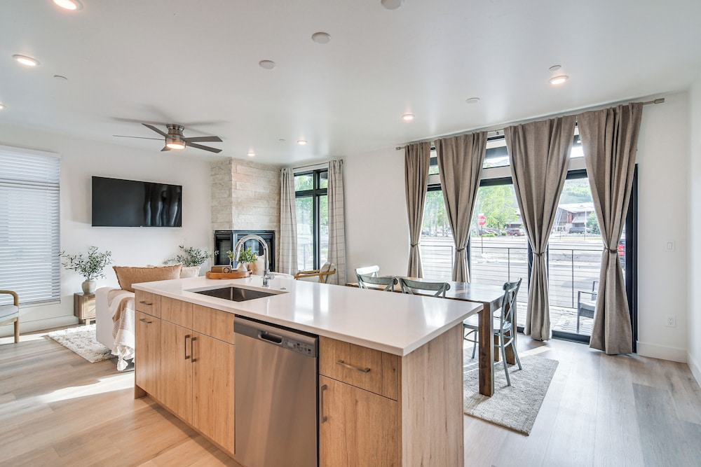 3 Mi to Lake Dillon: Condo Near Shops & Eats!