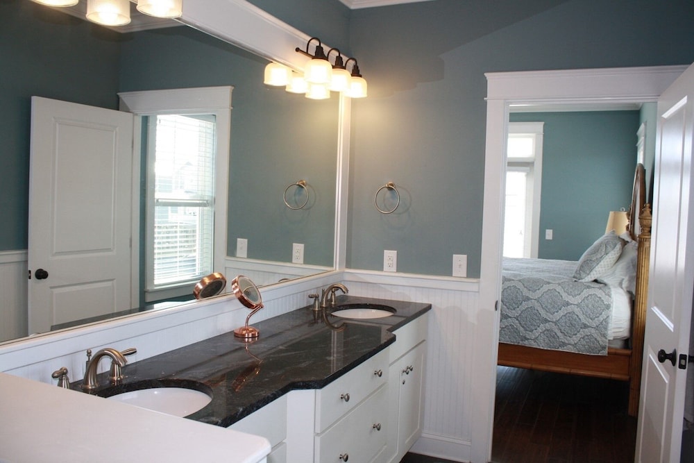 Beach Crew 4 Bedroom Home by RedAwning