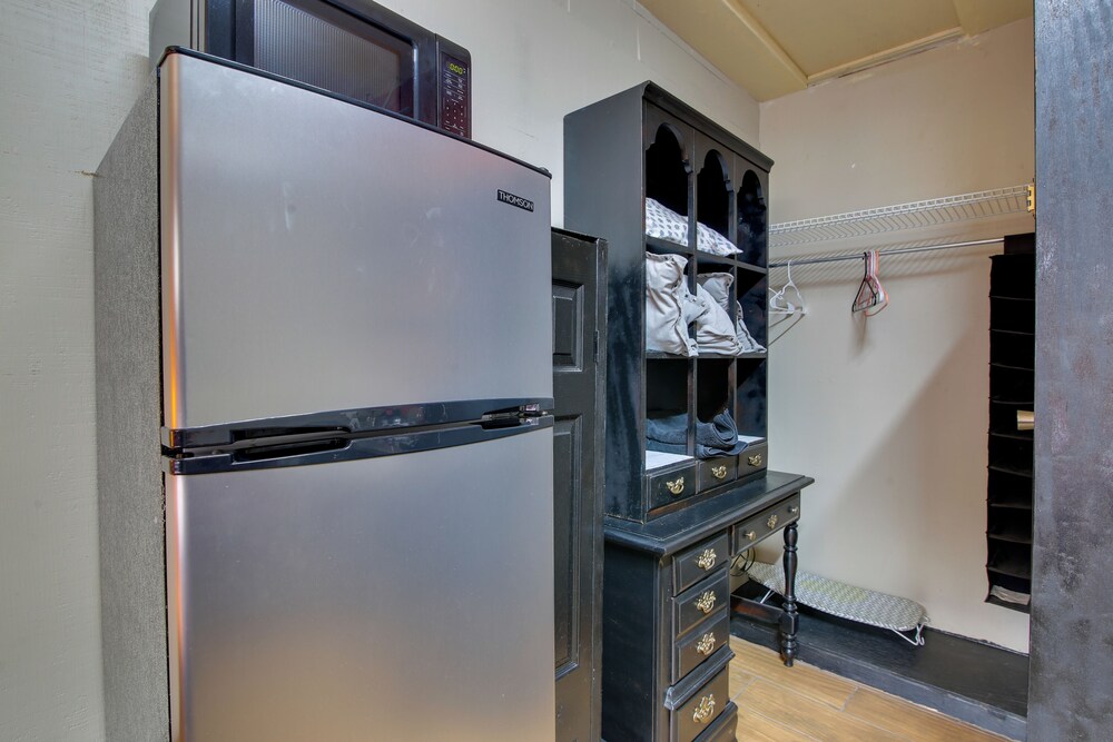 2 Mi to Shopping & Dining: Santa Rosa Studio