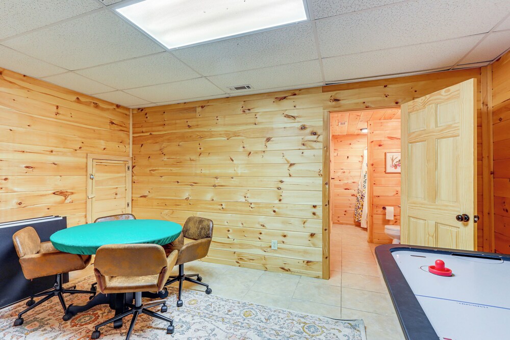 5 Mi to Dtwn Blue Ridge: Spacious Cabin w/ Hot Tub