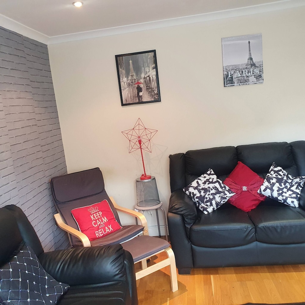Harrow Vacations - Pretty 4 Double Bedroom Home With 3 Bathrooms - Property Image 1