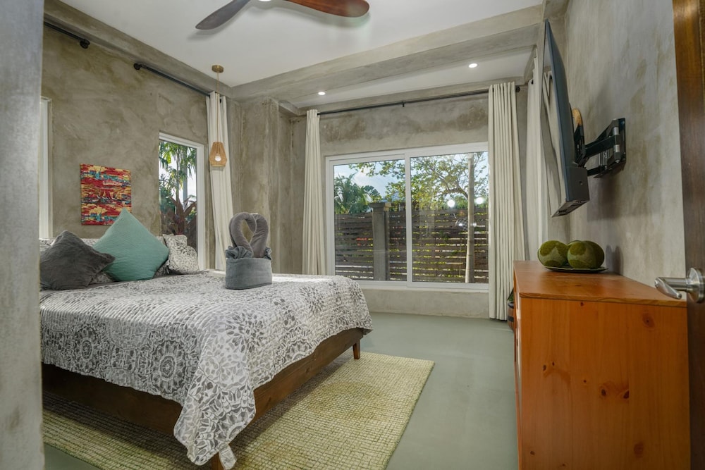 Conmigos 6 Bedroom Beachfront Villa