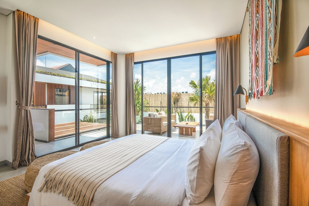 Luxury 5BR Villa, 200m to Brawah's Beach Bliss