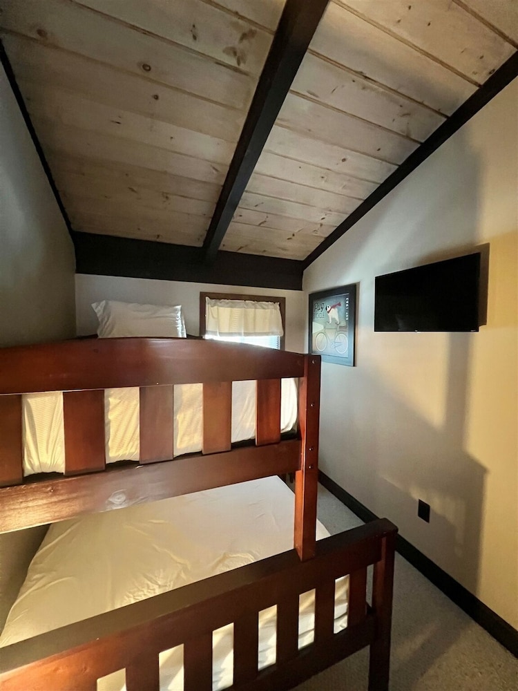 Alpine Village Getaway Limit 8 3 Bedroom Cottage by RedAwning view 3
