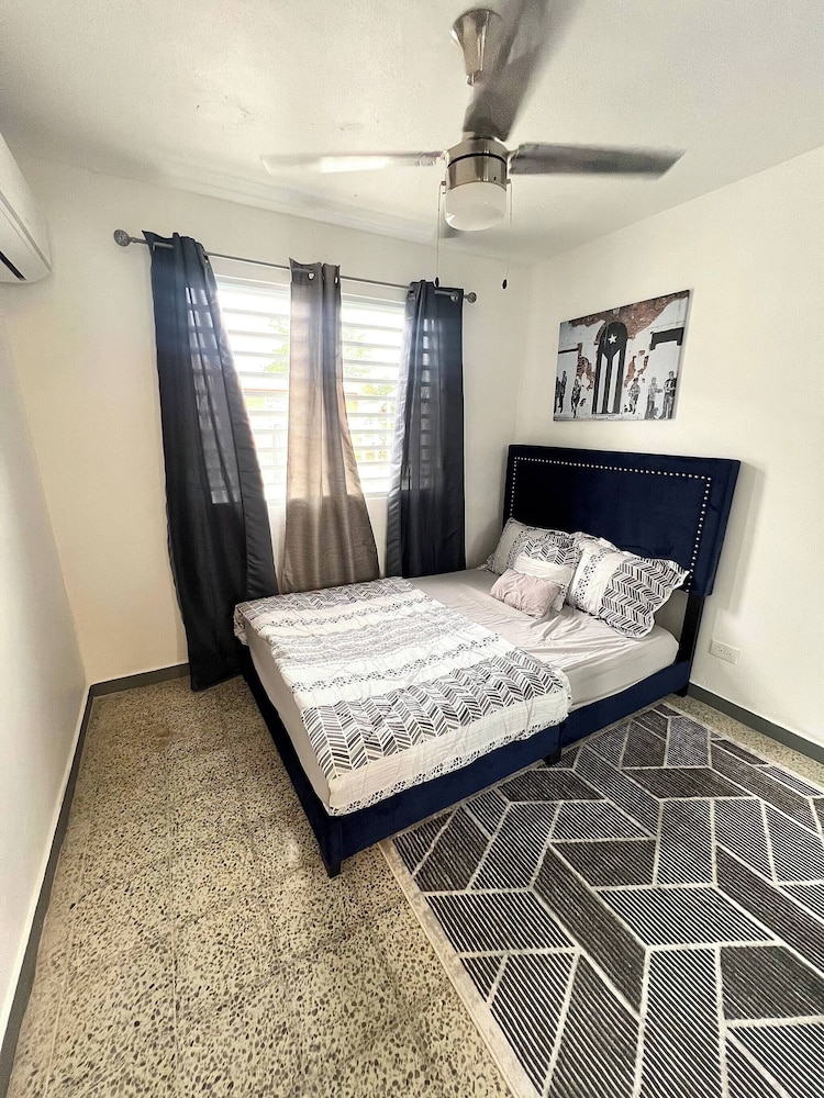 Stylish Remodeled 3BR w Yard Near Airport and Beaches