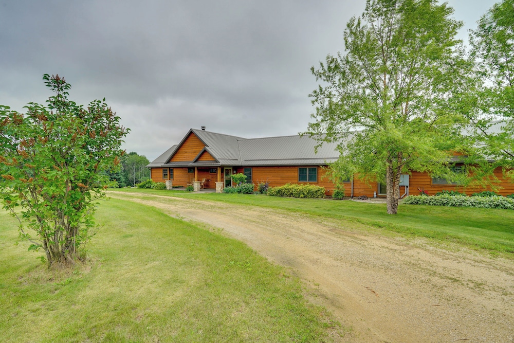 Hot Tub & Trail Access: Spacious Stockholm Retreat