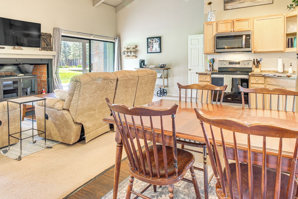 Golf Course Getaway & Hot Tub Haven in Pinetop!