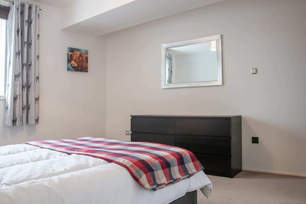 Spacious and Contemporary Flat With Secure Parking