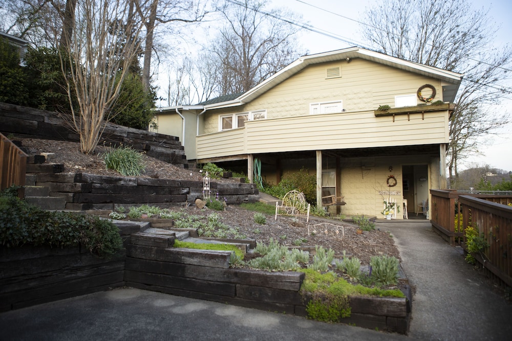 The Chimney Rock Inn & Cottages