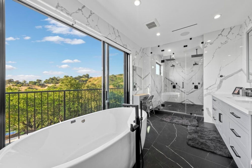 Oak Haven Sanctuary - Grand Estate With Pool, Guest House & Scenic Views