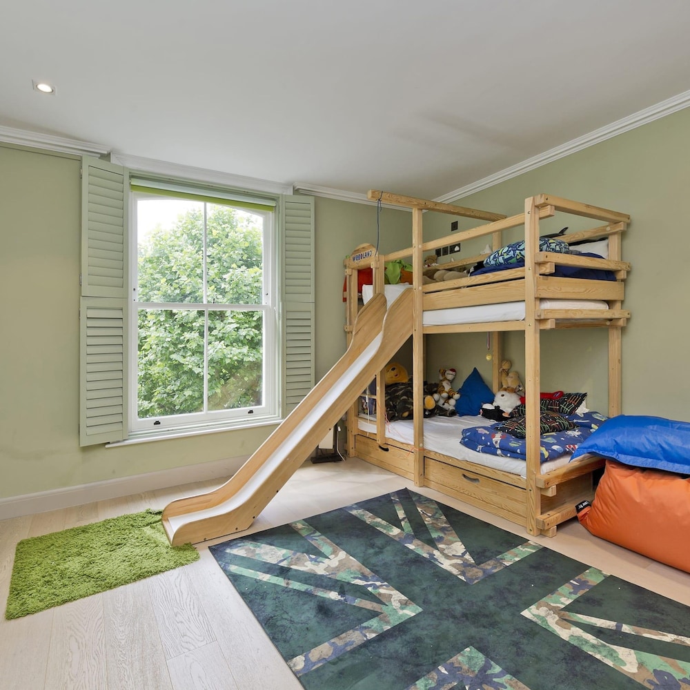 Astounding 7bed Notting Hill Family Home w Private Garden Games Room Parking
