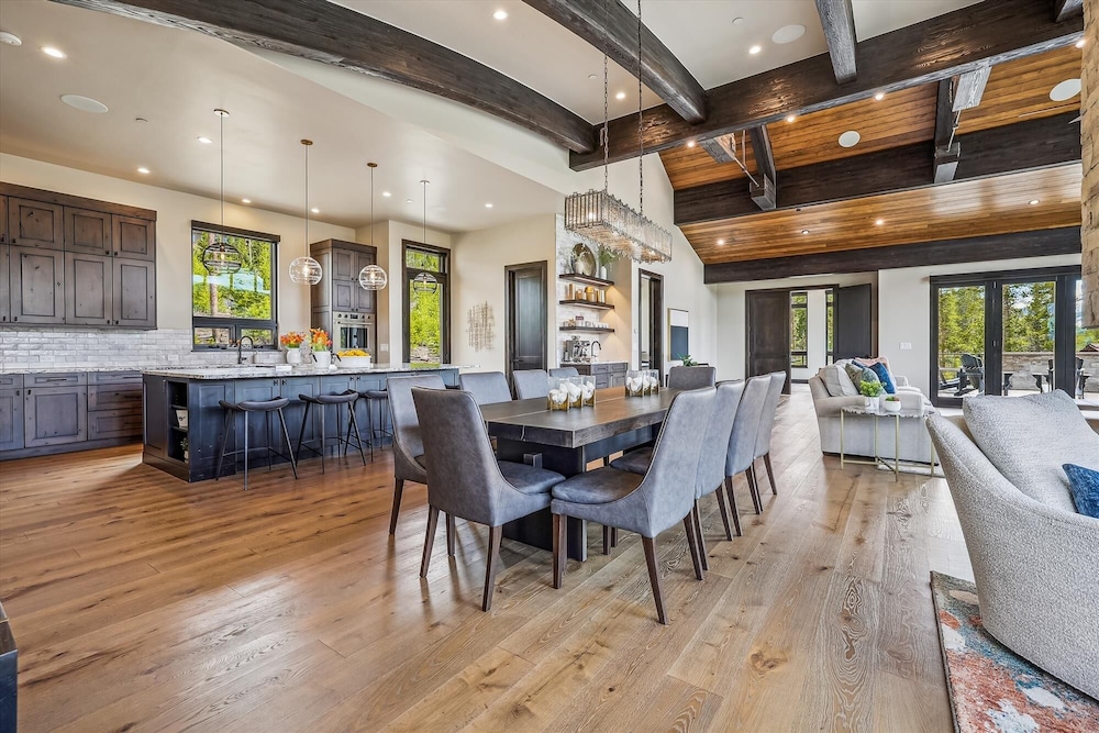 The Crowne Summit 6 Bedroom Home