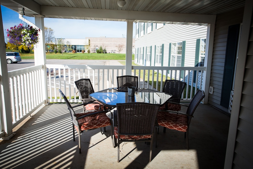 Chisholm Inn & Suites
