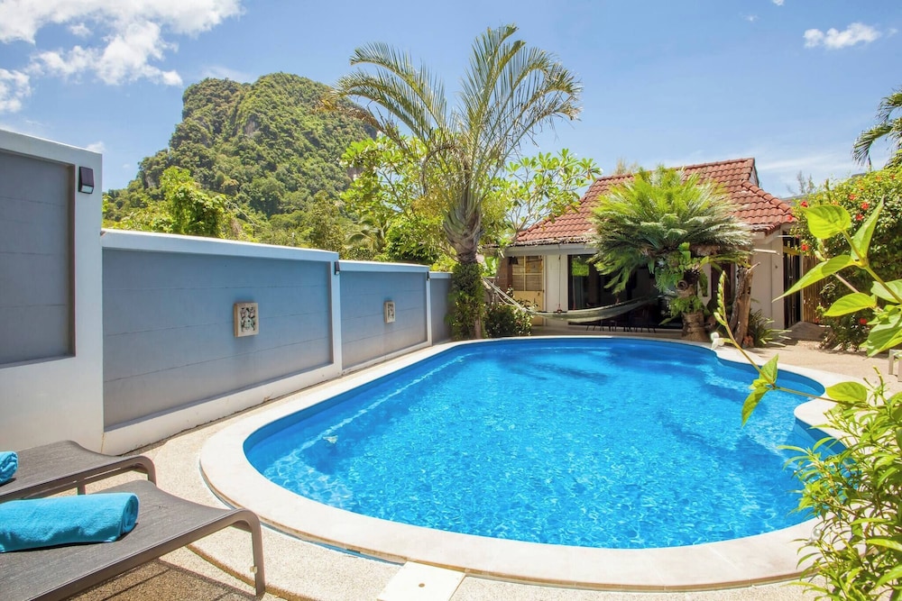 Villa With Private Pool and Mountain Views