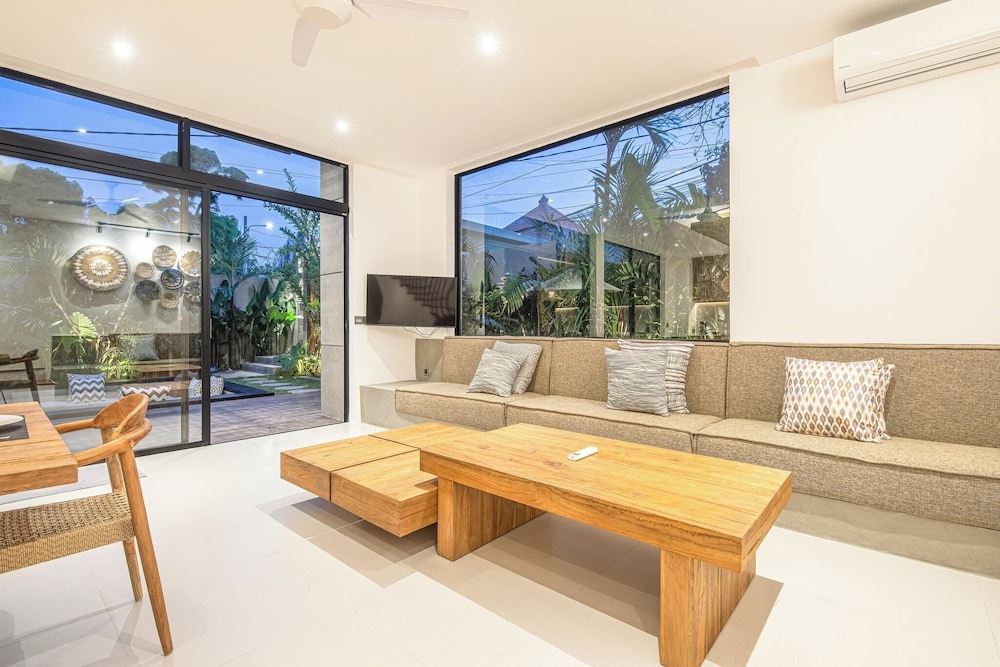 Luxury 5BR Retreat, 400m From Café Del Mar Shore