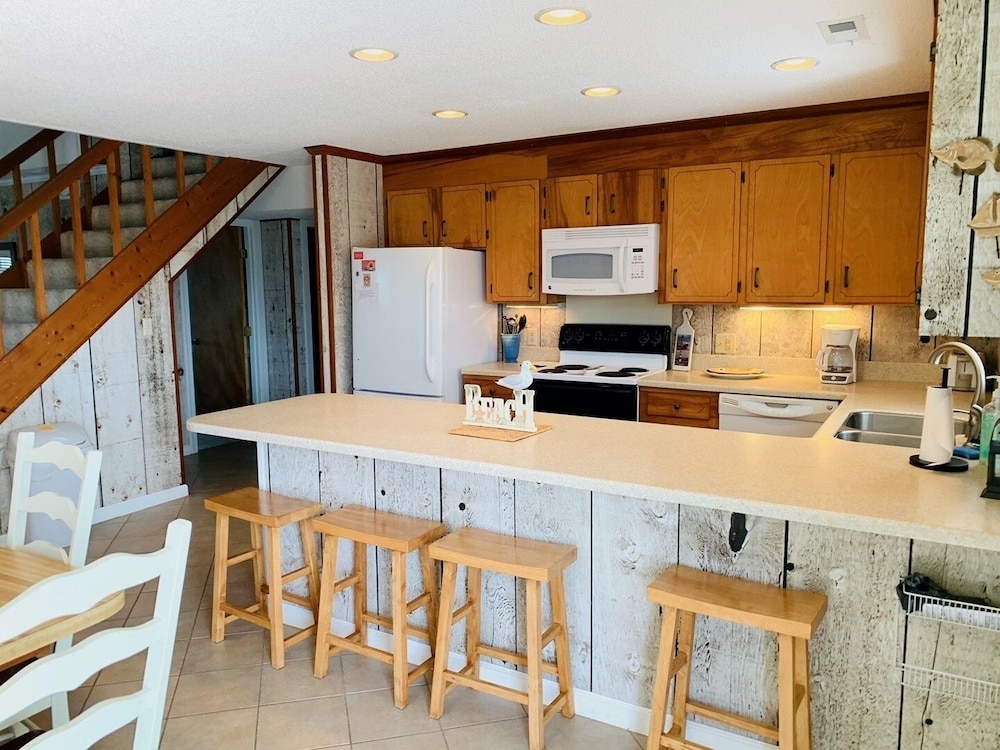 Glenmar 4 Bedroom Home by RedAwning view 2