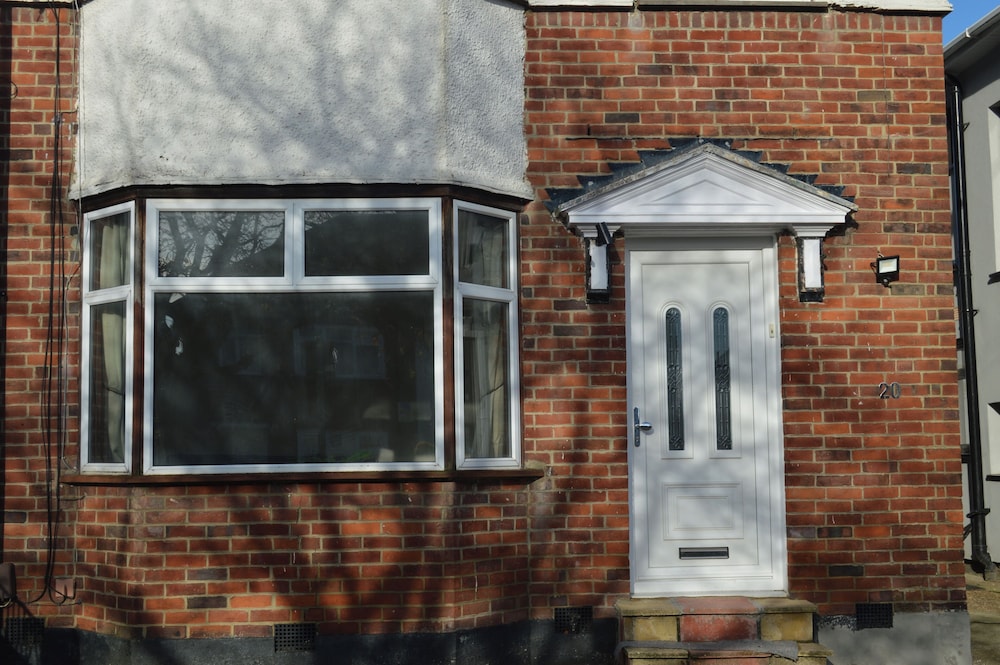 Colindale/sleeps7/privategarden/3br/freeparking/