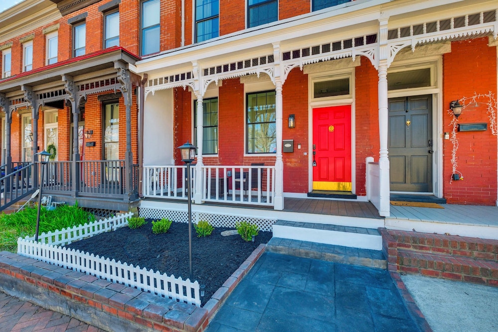 1 Mi to Dtwn: Hot Tub Haven in Richmond!