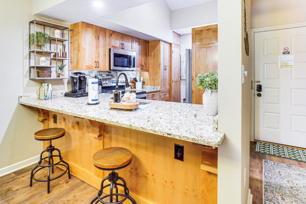 Ski, Hike & Explore: Mtn-view Haven in Gatlinburg!