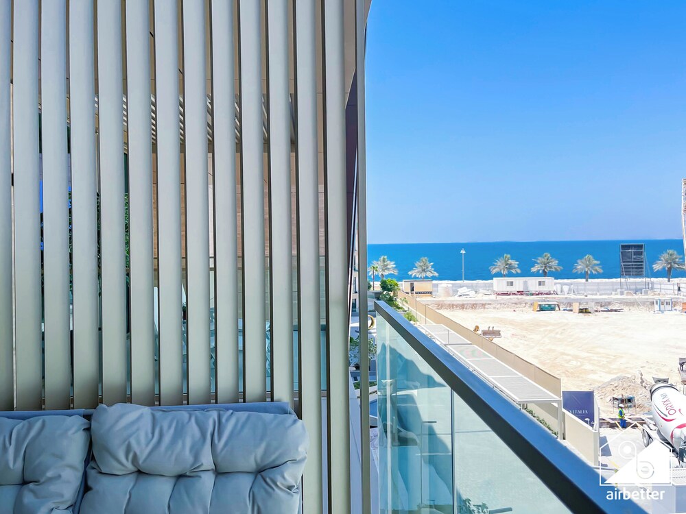 Luxury Beachfront 1BR on Palm Jumeirah & Balcony